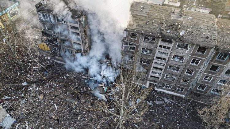 Esta fotografia tirada e divulgada pela Polícia Nacional da Ucrânia em 14 de fevereiro de 2024 mostra equipes de resgate apagando um incêndio em um prédio residencial após um ataque com mísseis em Selydove, região de Donetsk, em meio à invasão russa da Ucrânia. (Photo by Handout / National Police of Ukraine / AFP) 