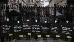 Активисти на Амнести Интернешънъл протестират пред Даунинг Стрийт