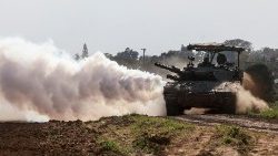 Un char de l'armée israélienne roule près de la frontière avec la bande de Gaza le 14 février 2024, alors que les combats se poursuivent entre Israël et le groupe militant palestinien Hamas. 