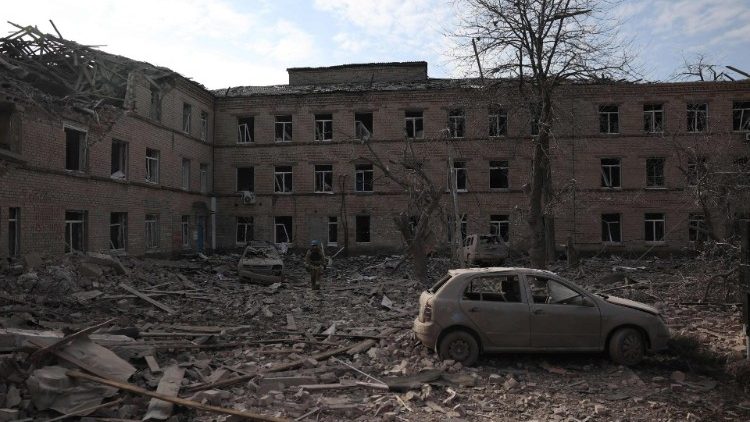 Um funcionário do Serviço Estatal de Emergência da Ucrânia é visto no pátio de um hospital destruído por um ataque de míssil russo na cidade de Selydove, região de Donetsk, em meio à invasão russa da Ucrânia em 16 de fevereiro de 2024. (Foto de Anatolii STEPANOV / AFP)