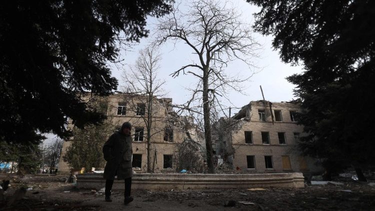 Osoba przechodząca obok zniszczonego przez rosyjski ostrzał szpitala w Sełydowem w obwodzie donieckim, 16 lutego 2024 r.