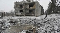 Um residente local passa por uma cratera e um edifício residencial danificado após um recente bombardeio aéreo em Kupiansk, região de Kharkiv, em 18 de fevereiro de 2024. (Foto de SERGEY BOBOK/AFP)