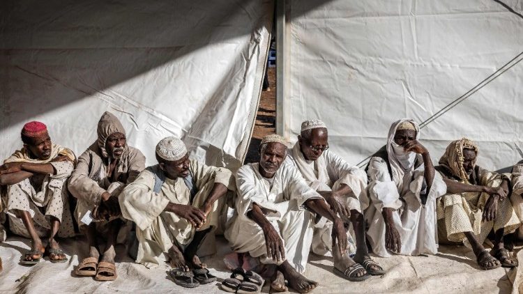 
                    Sudão: dez meses de guerra devastaram o país, que corre o risco de implodir
                