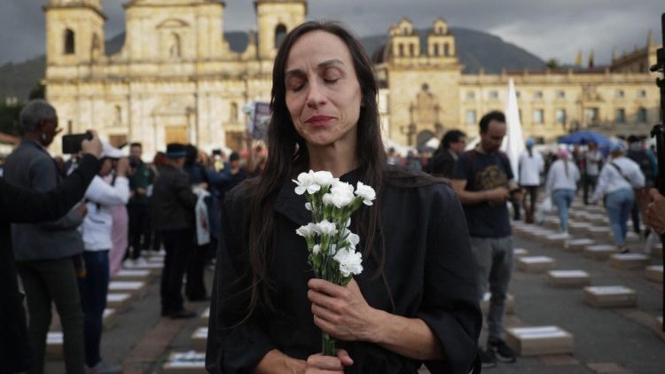 Manifestação contra assassinatos de signatários do acordo de paz e líderes sociais em Bogotá, em 20/02/2024