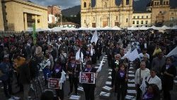 Manifestação contra assassinatos de signatários do acordo de paz e líderes sociais em Bogotá, em 20/02/2024