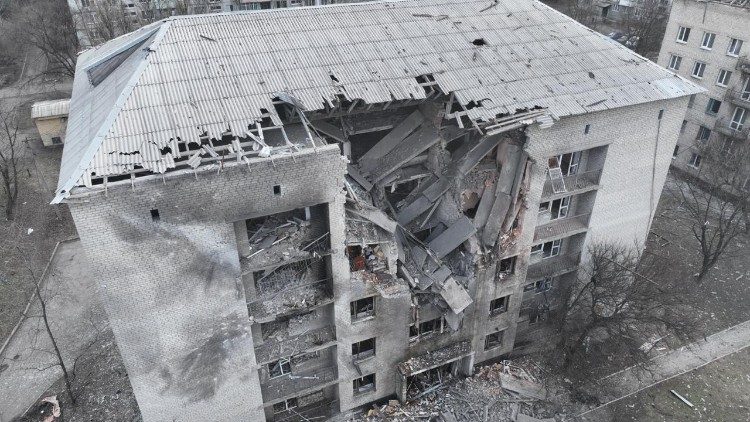 Esta foto tirada e divulgada pelo Serviço de Emergência Ucraniano em 21 de fevereiro de 2024 mostra um prédio danificado, onde quatro residentes ficaram feridos, após um ataque noturno ao distrito de Pokrovsk, região de Donetsk, em meio à invasão russa na Ucrânia. (Photo by Handout / UKRAINIAN EMERGENCY SERVICE / AFP)