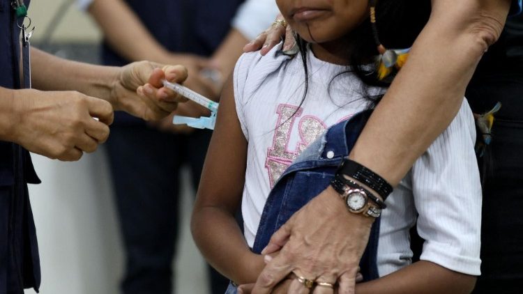 Campaña de vacunación contra el dengue en Brasil