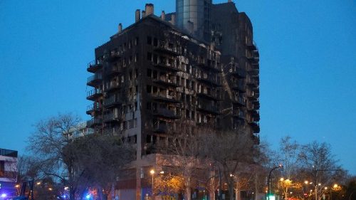 A Valencia un incendio distrugge un complesso residenziale