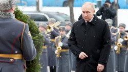Der russische Präsident Wladimir Putin am Freitag in Moskau bei einer Kranzniederlegung am Grabmal des Unbekannten Soldaten an der Kremlmauer