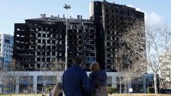 Пожар унищожи 14 етажна сграда във Валенсия