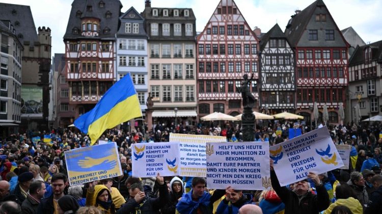 Manifestantes participam de uma manifestação em apoio à Ucrânia, para marcar o segundo ano da invasão militar russa na Ucrânia, em Frankfurt, em 24 de fevereiro de 2024. (Foto da AFP)