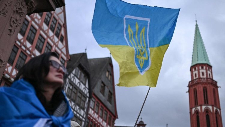 Manifestantes participam de uma manifestação em apoio à Ucrânia, para marcar o segundo ano da invasão militar russa na Ucrânia, em Frankfurt, em 24 de fevereiro de 2024. (Foto AFP)
