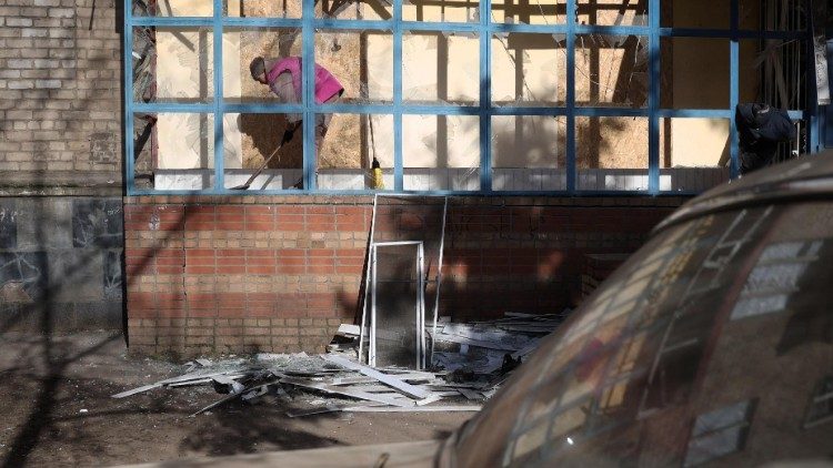 Um residente local limpa vidros quebrados após um ataque com mísseis russos em Kostyantynivka, região de Donetsk, em 25 de fevereiro de 2024, em meio à invasão russa da Ucrânia. (Foto de Anatolii STEPANOV/AFP)