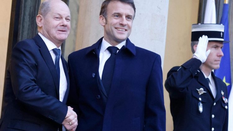 Macron mit Bundeskanzler Scholz am Montag vor dem Elysée-Palast