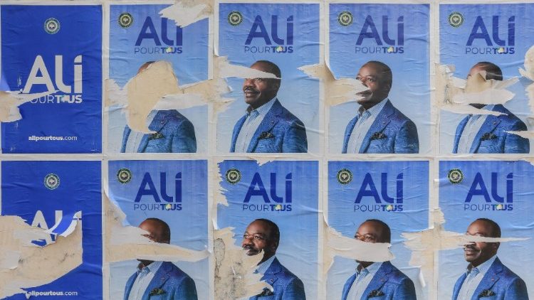 Was von der Vergangenheit übrig bleibt... Wahlplakate mit dem Konterfei Ali Bongo Ondimbas