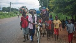 Des enfants fuyant les conflits de Cabo Delgado au Mozambique