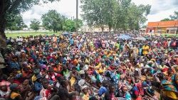 Vertriebene in der Provinz Cabo Delgado im Nordosten Mosambiks warten auf die humanitäre Hilfe des World Food Programs (WFP)