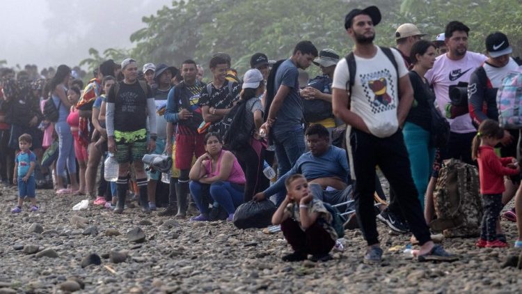Des migrants arrivent à Bajo Chiquito, premier village le long de la frontière côté Panama. 