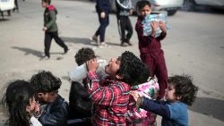 Palästinensische Kinder bei der Verteilung von Hilfsgütern