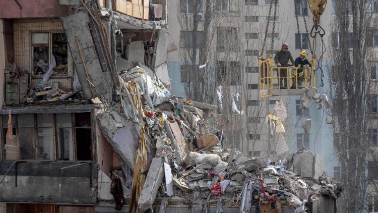 Equipes de resgate removem destroços de um prédio de vários andares fortemente danificado após um ataque de drone, em Odesa, em 3 de março de 2024, em meio à invasão russa da Ucrânia. (Photo by Oleksandr GIMANOV / AFP)