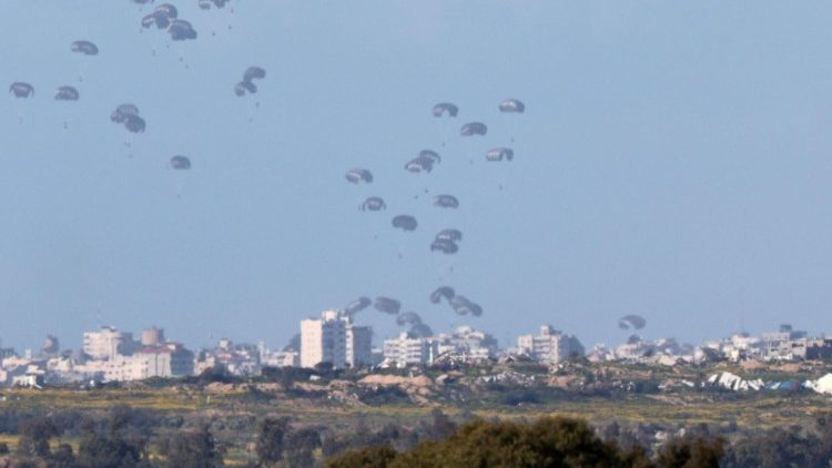 Humanitäre Hilfspakete werden per Fallschirm über Gaza abgeworfen (Agenturbild, 7.3.2024)