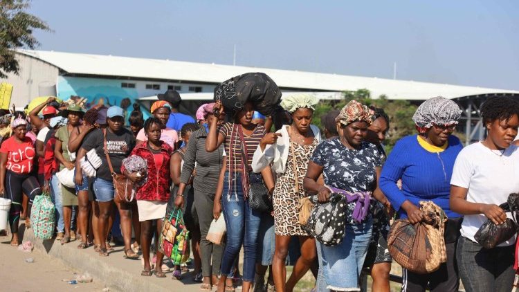 Haitianos cruzando la frontera entre Quanamienthe, en Haití, y Dajabón, en la República Dominicana, para trabajar en el mercado binacional de Dajabón, República Dominicana, el 8 de marzo de 2024. 