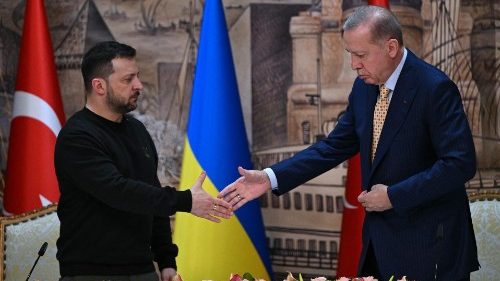 Ucraina, Zelensky a Istanbul firma accordi di difesa con la Turchia
