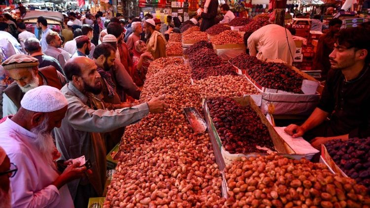 Kunden kaufen im Vorfeld des Ramadan Datteln auf einem Markt in Karachi (Pakistan)