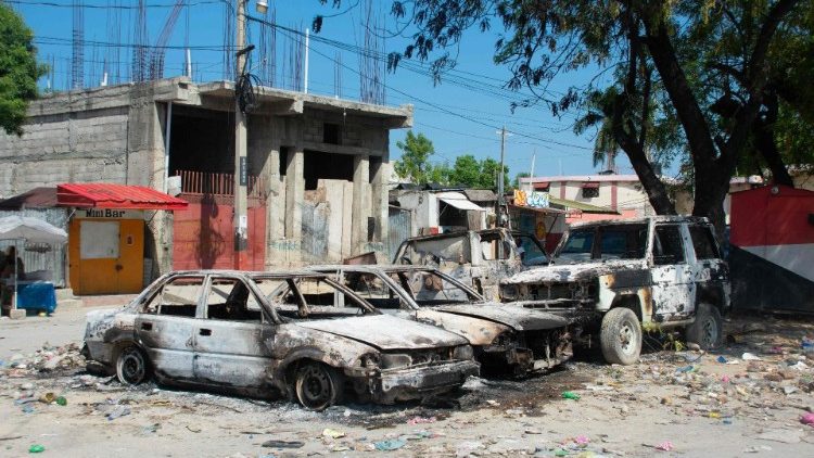 Изгорени автомобили в Порт-о-Пренс, 9 март 2024