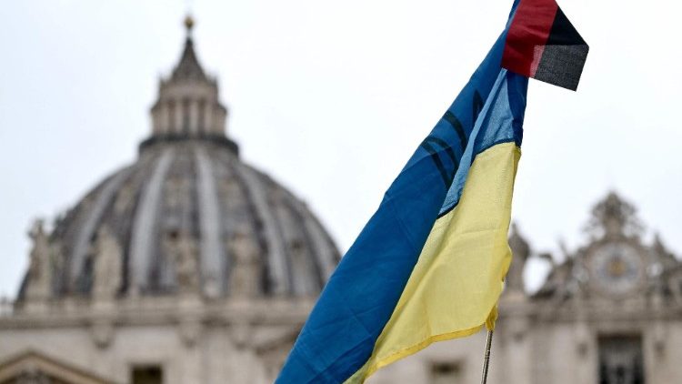 Una bandiera dell'Ucraina sventola a San Pietro durante l'Angelus del Papa