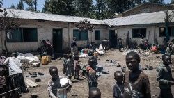 Humanitární pomoc pro téměř 300 000 vysídlených osob v provincii Jižní Kivu téměř neexistuje. Ve východní části Konžské demokratické republiky je více než 1,5 milionu lidí vysídleno v důsledku postupu M23.