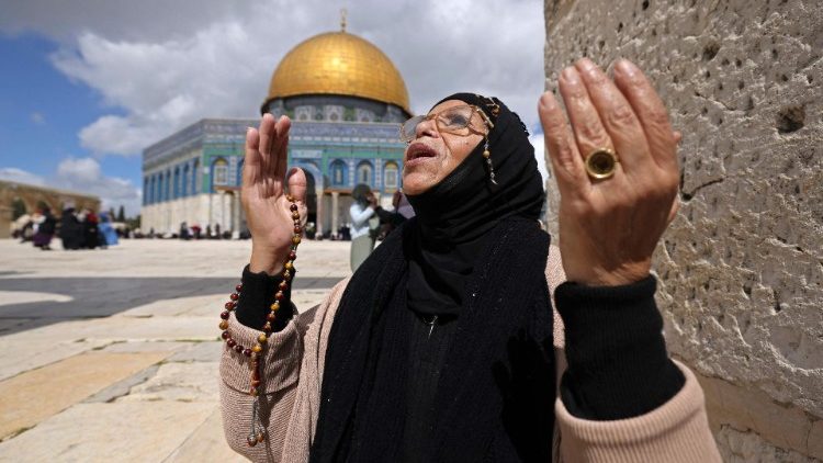 Palästinensische Frau vor dem muslimischen Felsendom in Jerusalem