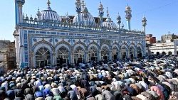 Pákistánští muslimští věřící se modlí první páteční modlitby během islámského postního měsíce ramadánu v mešitě v Rávalpindí 