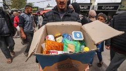 Un Gazaoui à Rafah, le 17 mars présentant un carton d'aide humanitaire de l'ONG "World Central Kitchen".
