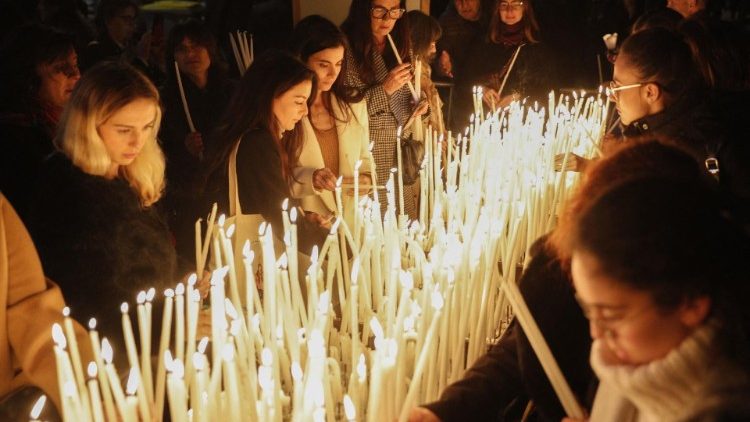 Vjernici pale svijeće nakon procesije