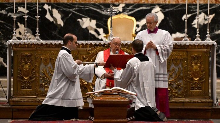 コルデス枢機卿の葬儀で告別の祈りを行う教皇フランシスコ　2024年3月19日　バチカン・聖ペトロ大聖堂