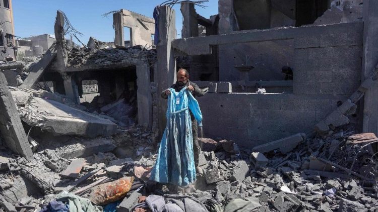 누세이라트 난민캠프 건물 잔해 속에 서 있는 한 남자