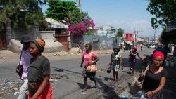 Personas en Puerto Principe se dirigen a sus centros de trabajo