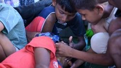 Refugiados Rohingya resgatados pela National Search and Rescue Agency