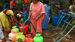 विश्व जल दिवस, हैदराबाद में पीने का भरते लोग, 22.03.2024