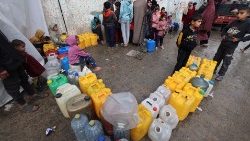 Trẻ em Palestine ở Gaza xếp hàng chờ lấy nước sạch