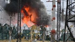 Feuerwehrleute löschen einen Brand, der sich nach einem Raketeneinschlag in Charkiw entwickelt hat.