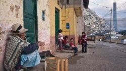 Habitantes de un pueblo minero entre la pobreza y la contaminación ambiental en Perú