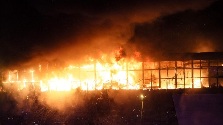 Nach dem Anschlag stand die Konzerthalle in Flammen