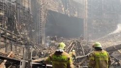Vatrogasci među ruševinama nakon napada na Crocus City Hall u Moskvi