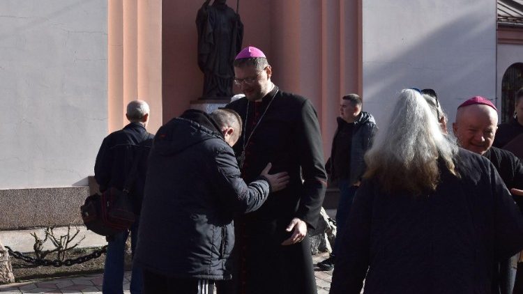 Ein Gläubiger bekennt sich gegenüber Erzbischof Visvaldas Kulbokas nach der Ostermesse in Saporischschja