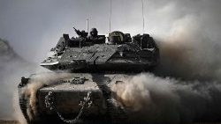 Ein israelischer Panzer im Einsatz an der Grenze zum Gaza-Streifen