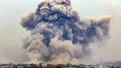 Kouř po ostřelování Chán Júnisu v jižní části pásma Gazy