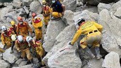Các nhân viên cứu hộ đang tìm những người bị kẹt dưới các đống đổ nát