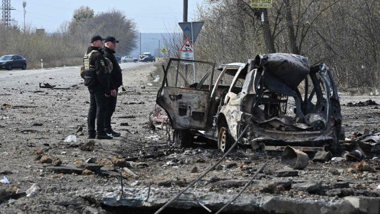 La Polizia esamina un'auto distrutta dai bombardamenti a Kharkiv